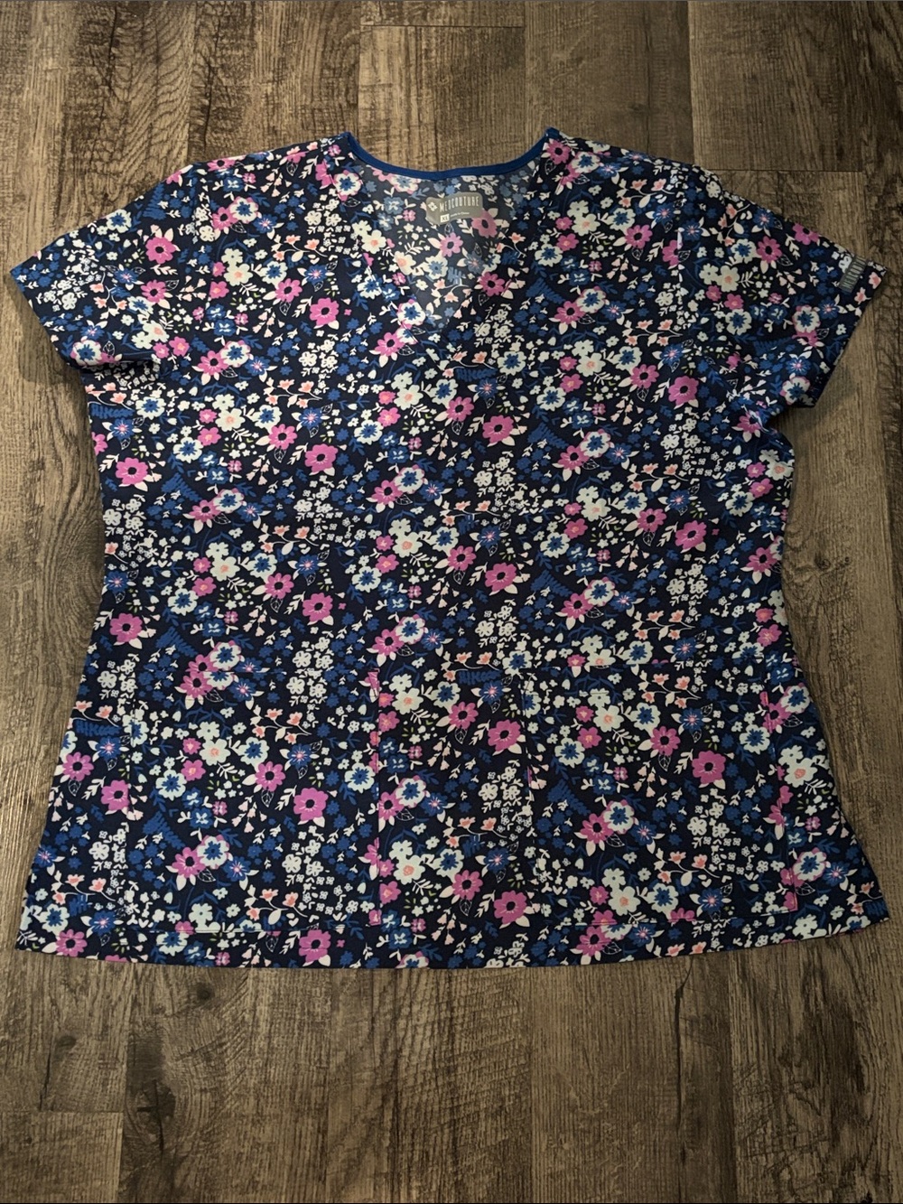 Med Couture V Neck Two Pocket Scrub Top -Navy with Floral Pattern -Size XLarge